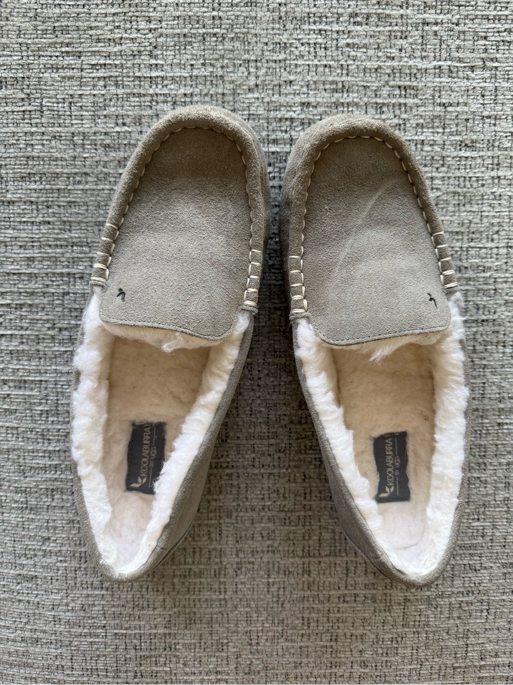 Like New Koolaburra by Ugg Suede Moccasin Slippers in Light Gray - Size 9